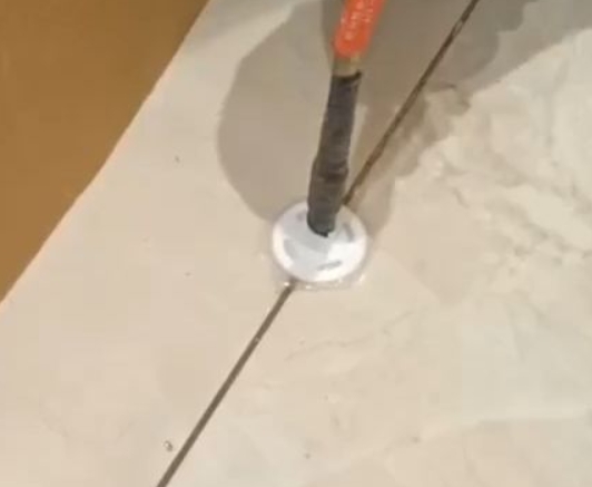 宽甸瓷砖空鼓维修公司专业解答瓷砖在铺贴过程中，如果没有涂抹均匀到位的粘结材料（如水泥砂浆或瓷砖胶），可能会导致以下问题