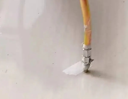宽甸瓷砖空鼓维修公司专业解答在瓷砖铺贴过程中，如果使用的砂料过粗（如全部使用了粗砂），可能会导致以下问题